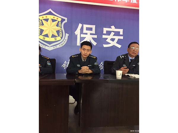 新當(dāng)選的工會委員、公司副總經(jīng)理姚毅在主席臺上