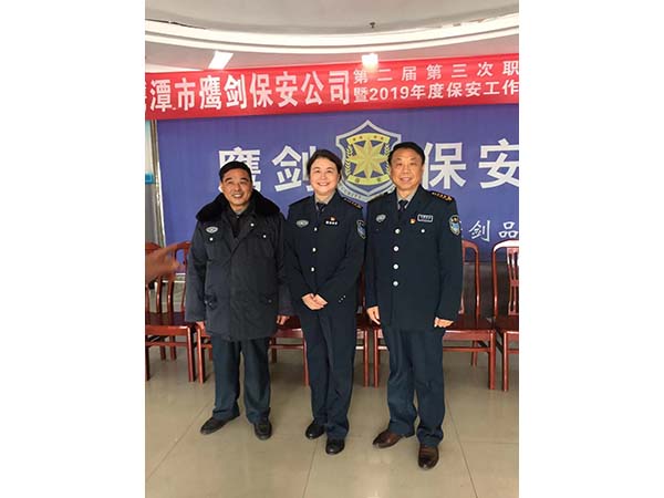 黨支部書記李鶴國、工會主席徐玉英與老同志代表姜香保在會場合影