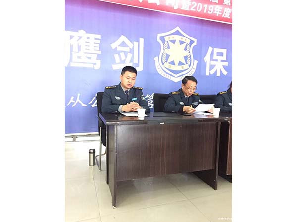 新當(dāng)選的工會委員、公司副總經(jīng)理李丹在主席臺上